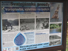 Kolem Svatojánských proudů vedla první česká turistická značka. I když tahle tabule není úplně původní.