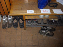 Pořádek musí být. I v obuvi, jestli se chci dostat do smetánky, tak musím mít boty u své cedulky řádně srovnané.