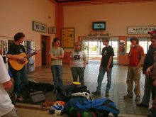 Úvodní kytara na nádraží v Plzni v podání světoznámého interpreta z Hranic.