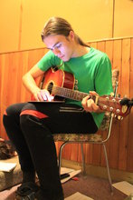 Bard se svou kytarou a tabletem