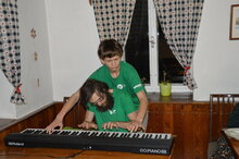 čtyřruká zelená příšera hrající na klavír