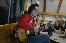 No, alespoň orgy to baví...