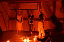 Víš, Mlsoune, to červený osvětlení má jako účastníkům říct, že to bude děsivý.