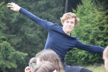 Ha! Všichni mají zavázané oči! Konečně můžu ukázat, že jsem ve skutečnosti spiderman!