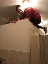 Přeskoč, přelez, bo dveřmi neprojdeš.